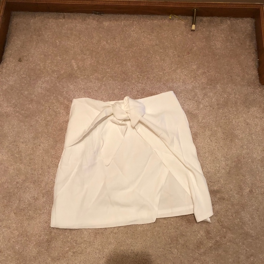 Cute white skirt!